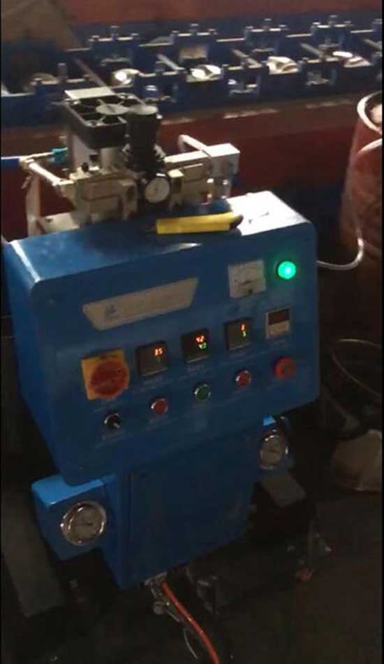 Q2600D型厂房卷帘门保温浇注填充聚氨酯发泡机